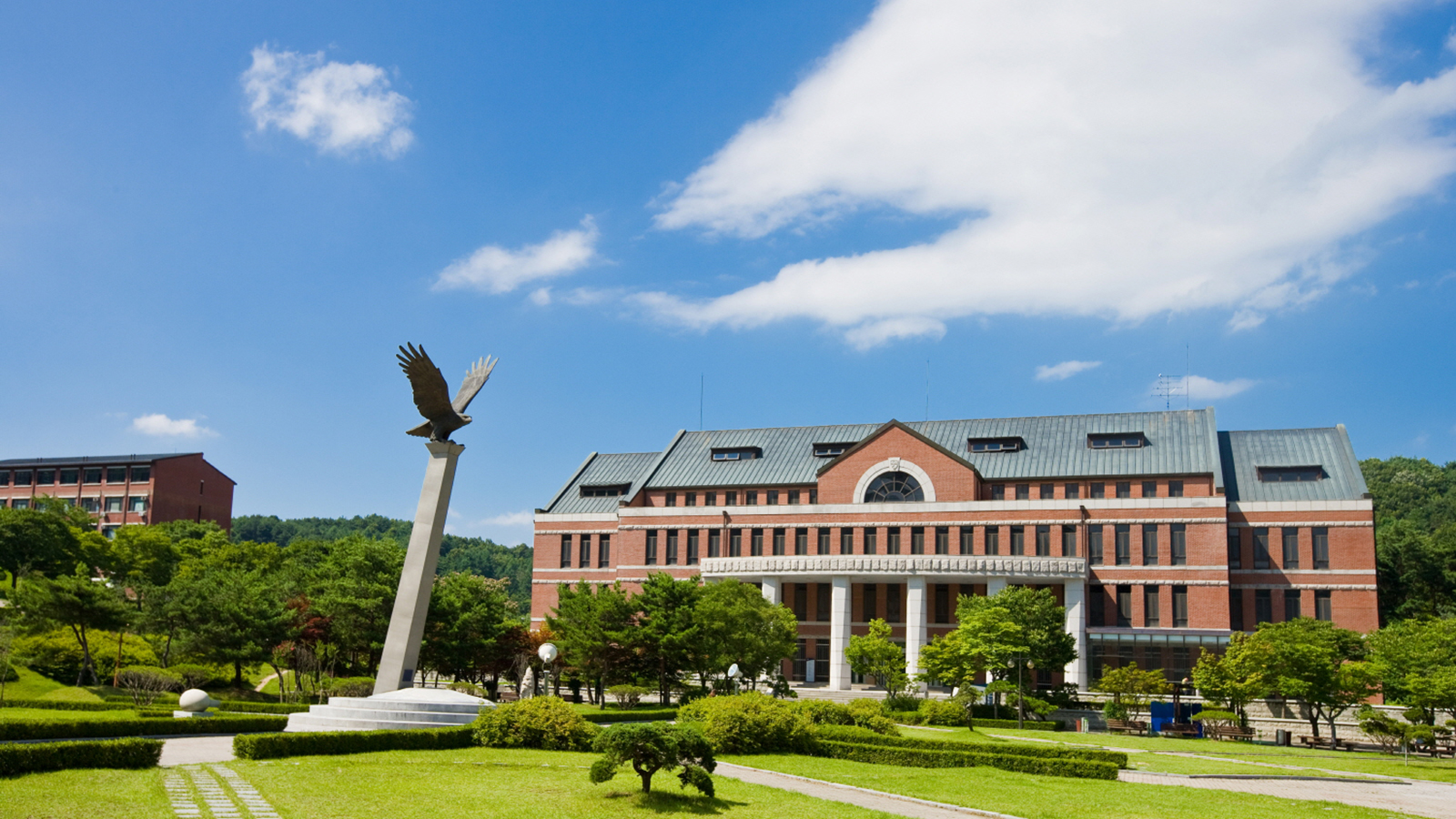 독수리상과 중앙도서관
