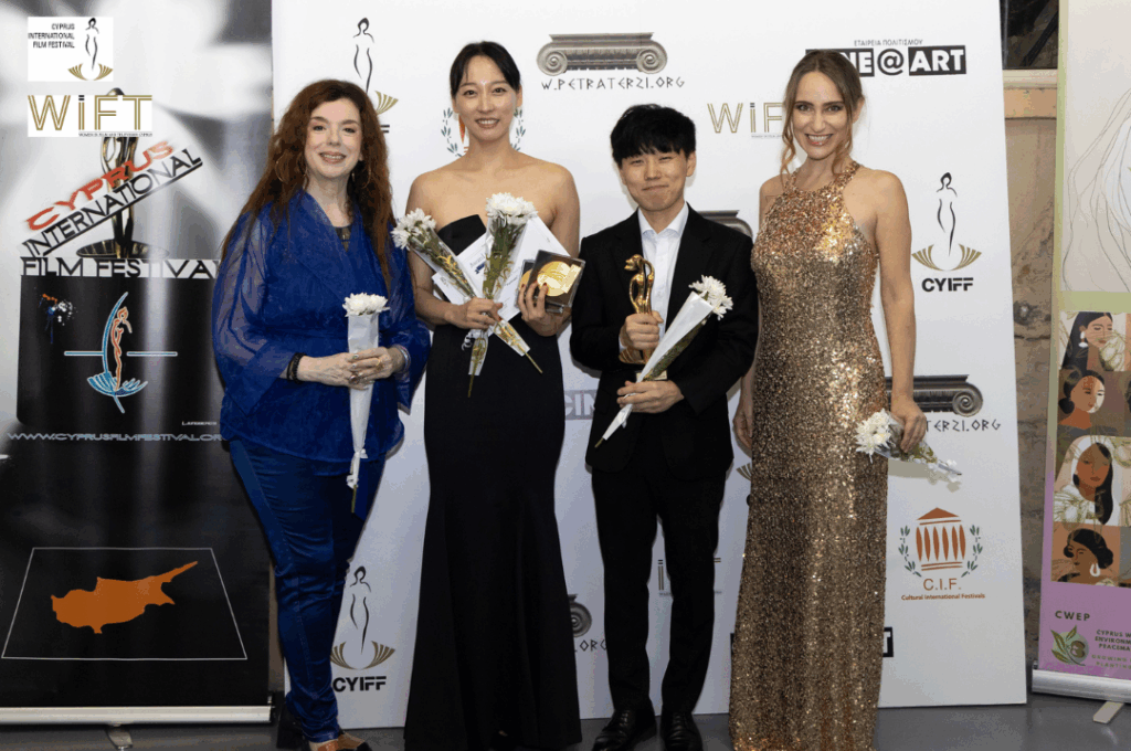 연세예술원 첫 졸업작 <림시교원> 3관왕 기념 촬영식을 진행하고 있다.